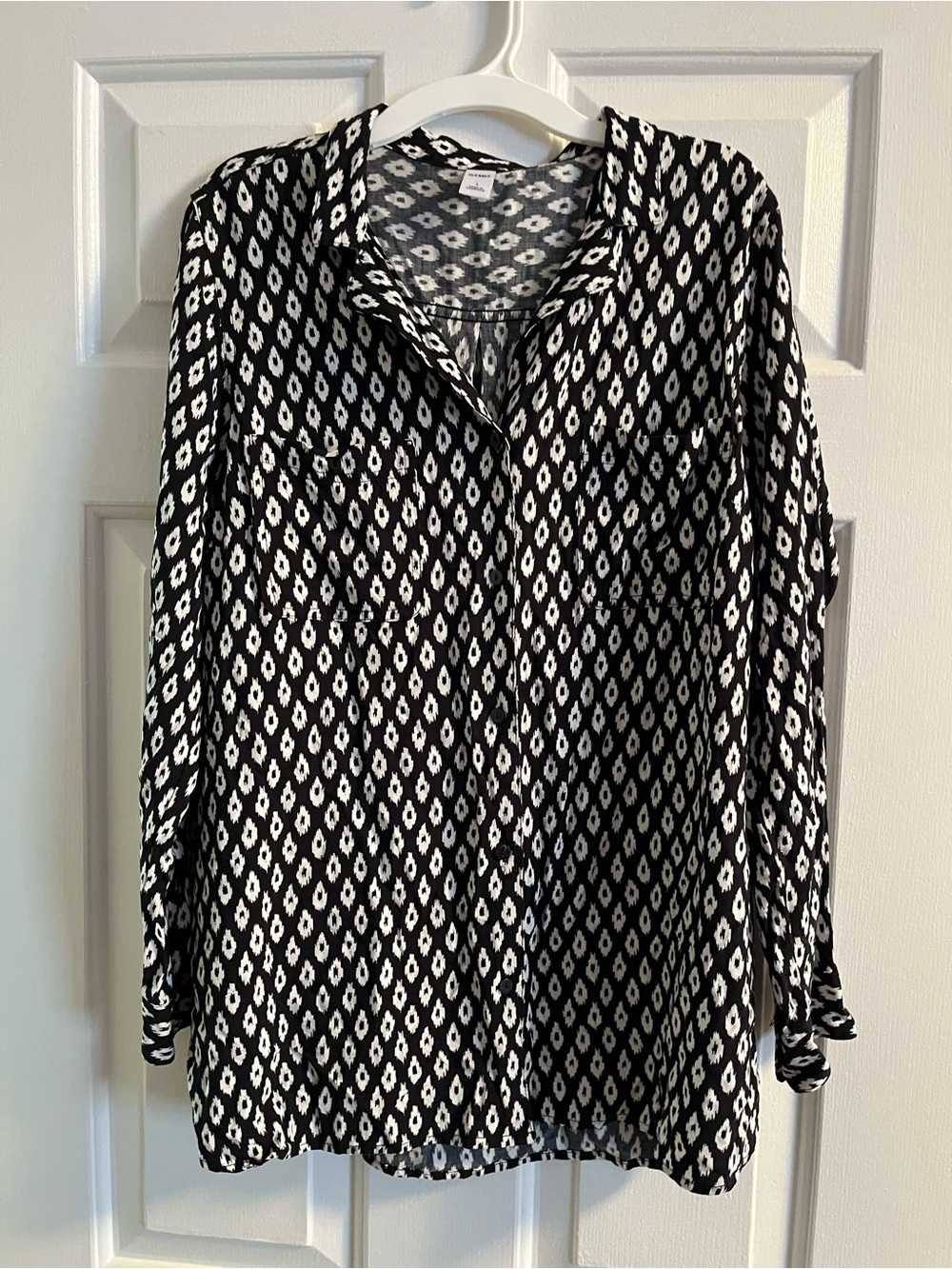 Old Navy Black and White Geometric Button-Up Blouse